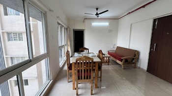 pinaki comfort stay malad near nesco and oberoi mall