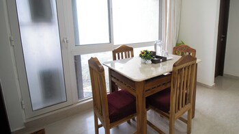 pinaki comfort stay malad near nesco and oberoi mall