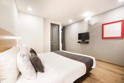 Super Townhouse Dilshad Garden Near Dilshad Garden Metro Station,,4 star