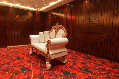 hotel mantavya varanasi near temple