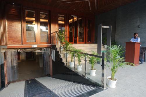 hotel mantavya varanasi near temple