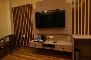 hotel mantavya varanasi near temple