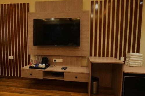 hotel mantavya varanasi near temple