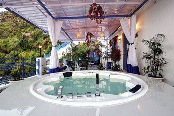 a santorini home by le reve