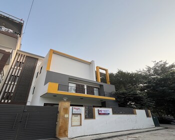 housr 2 bhk apartment sector 39 gurgaon