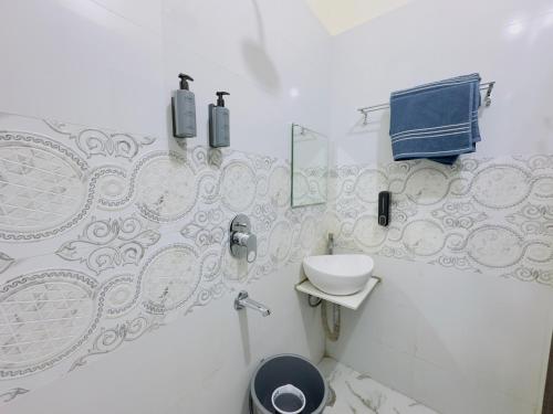 home escape 2bhk casa near mahakal city centre