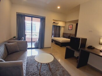 housr wakad pune hinjawadi road