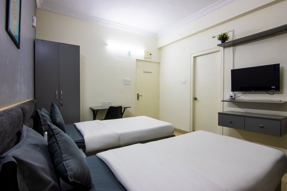 housr 50 luxury rooms near cyber tower