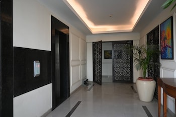 luxurious 1bhk apartment in gurgaon with shared pool and bbq area