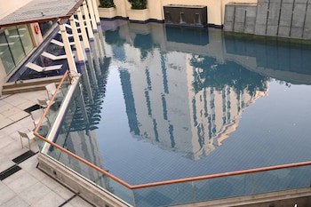 luxurious 1bhk apartment in gurgaon with shared pool and bbq area