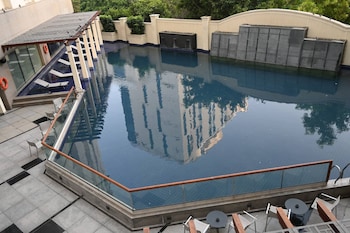 luxurious 1bhk apartment in gurgaon with shared pool and bbq area