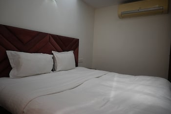 luxurious 1bhk apartment in gurgaon with shared pool and bbq area