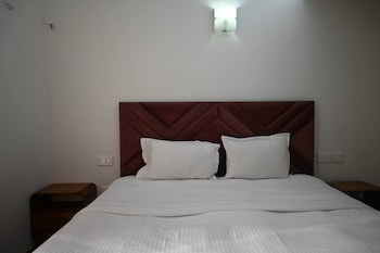 luxurious 1bhk apartment in gurgaon with shared pool and bbq area