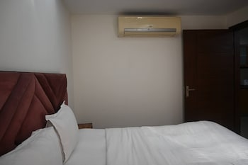 luxurious 1bhk apartment in gurgaon with shared pool and bbq area