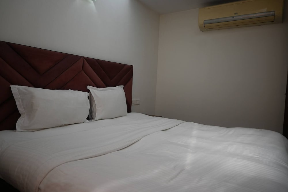 luxurious 1bhk apartment in gurgaon with shared pool and bbq area