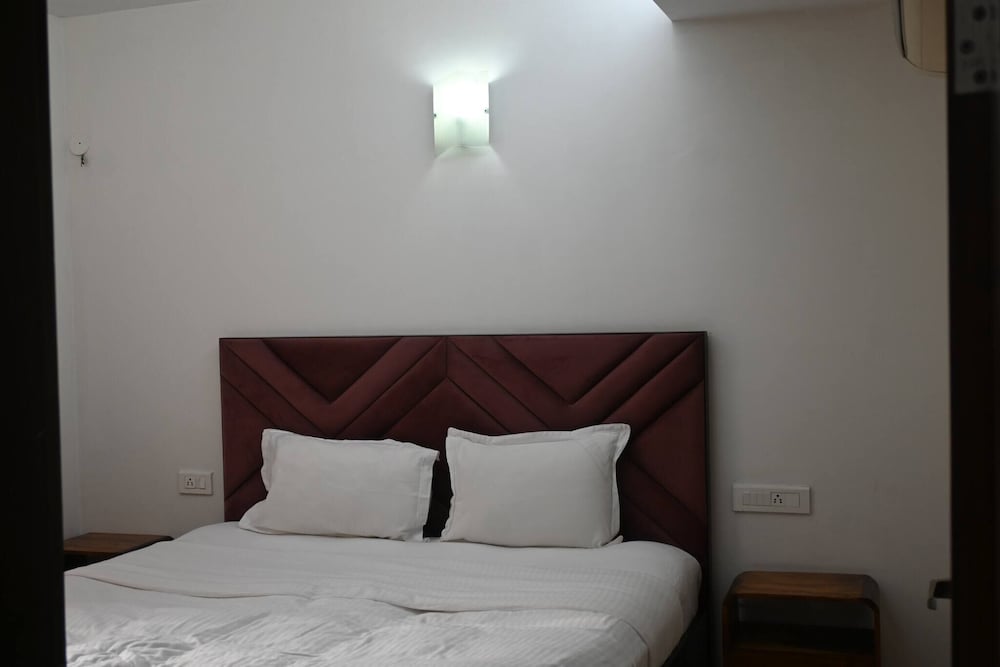 luxurious 1bhk apartment in gurgaon with shared pool and bbq area