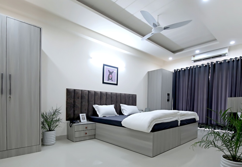 housr sector 43 gurgaon global foyermall