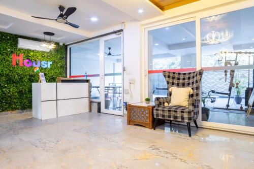 housr sector 43 gurgaon global foyermall