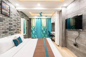 tim sector 51 near golf course extension road