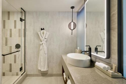 the remi scottsdale autograph collection