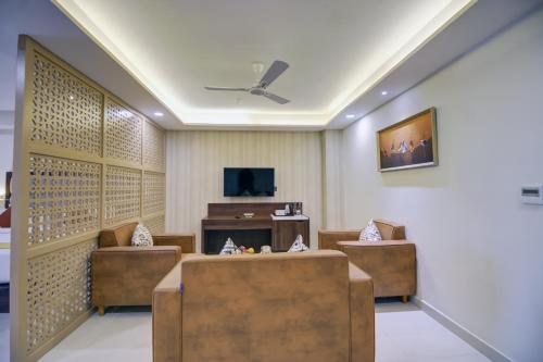 The Bindal Hotel,,3 star