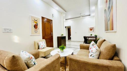 Bluo Modern 2Bhk Rohini - Parking , Balcony,,4 star