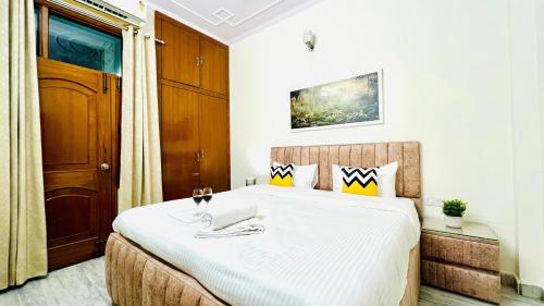 Bluo Modern 2Bhk Rohini - Parking , Balcony,,4 star
