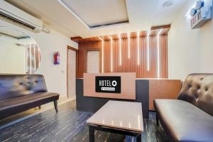 super collection o west vinod nagar metro station formerly royal inn