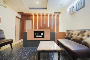 super collection o west vinod nagar metro station formerly royal inn