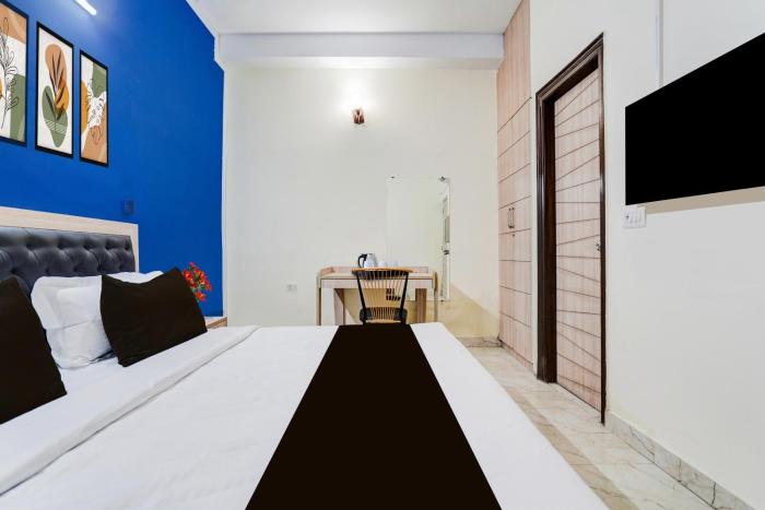 super collection o west vinod nagar metro station formerly royal inn