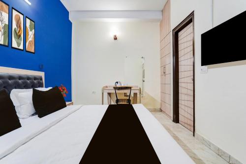 super collection o west vinod nagar metro station formerly royal inn