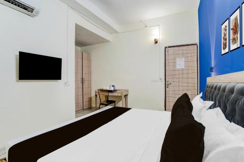 Super Collection O West Vinod Nagar Metro Station Formerly Royal Inn,,4 star