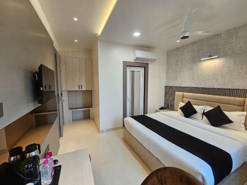 Hotel Glorious Grand,,2 star
