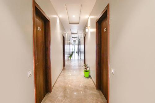 The Royal Court,,2 star