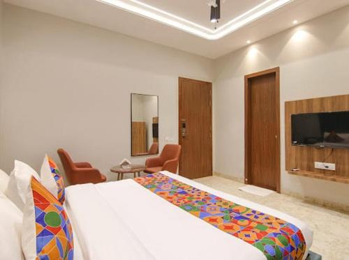 The Royal Court,,2 star