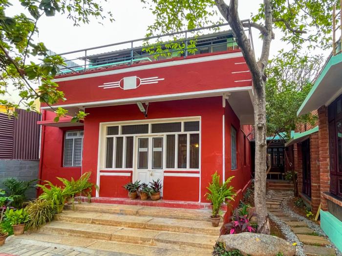 rahees bi roambay backpacker hostel
