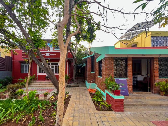 rahees bi roambay backpacker hostel
