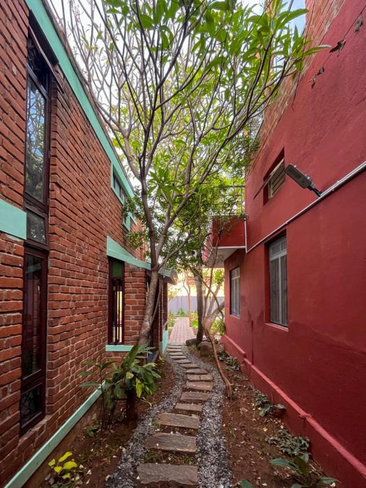 rahees bi roambay backpacker hostel