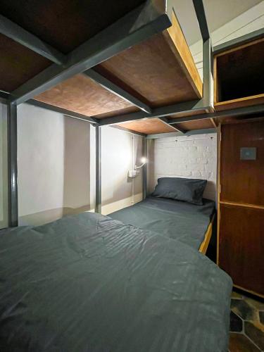rahees bi roambay backpacker hostel