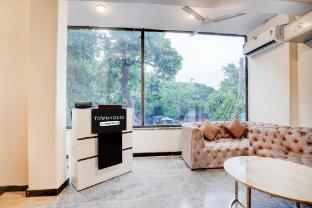 super townhouse preet vihar metro station