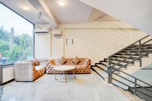super townhouse preet vihar metro station