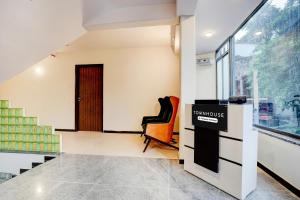 super townhouse preet vihar metro station