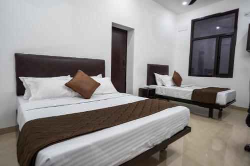 Cross Roads Inn,,3 star