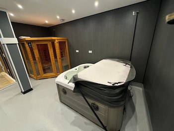 Heart Of Hull Hotel,,2 star