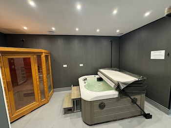 Heart Of Hull Hotel,,2 star