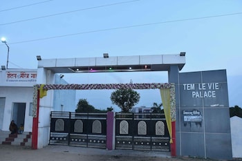 temple view palace hotel and garden