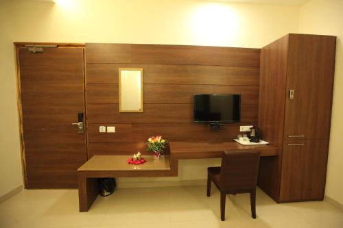 Hotel Golden Fern,,3 star