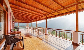 omvilla with mountain view