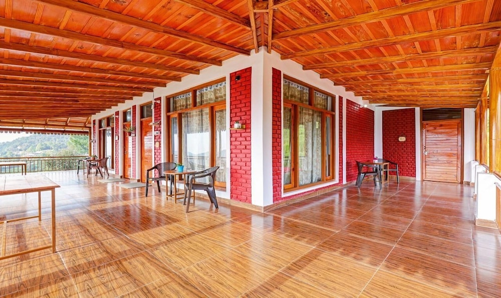 omvilla with mountain view