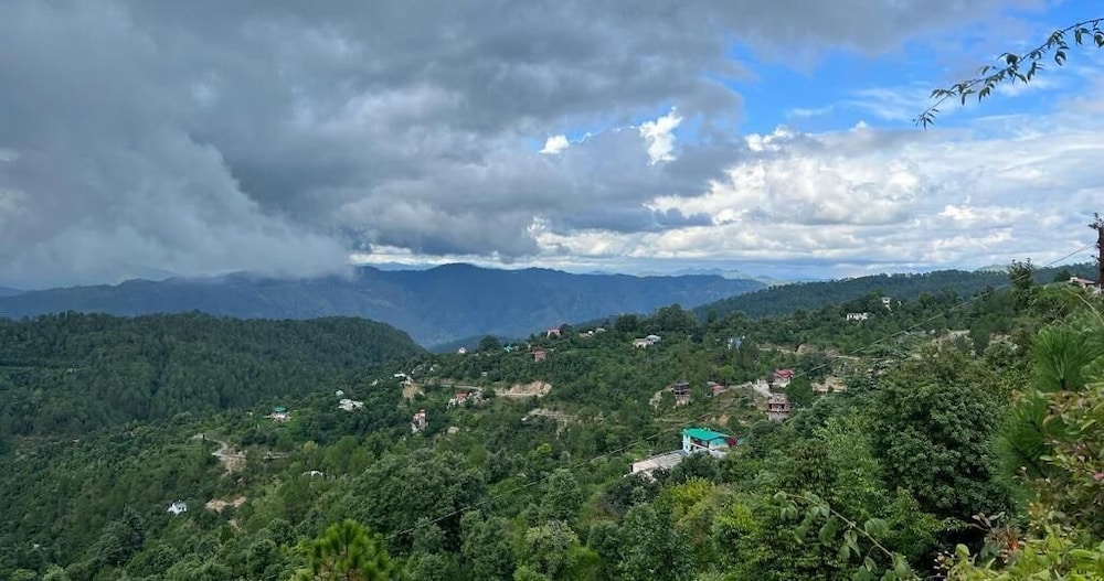 omvilla with mountain view